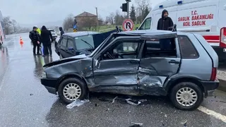 D-100'de otomobiller çarpıştı