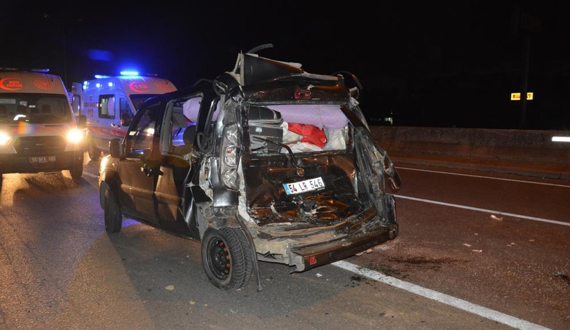 D-100'de servis otobüsü ile hafif ticari araç çarpıştı: