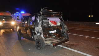 D-100'de servis otobüsü ile hafif ticari araç çarpıştı: