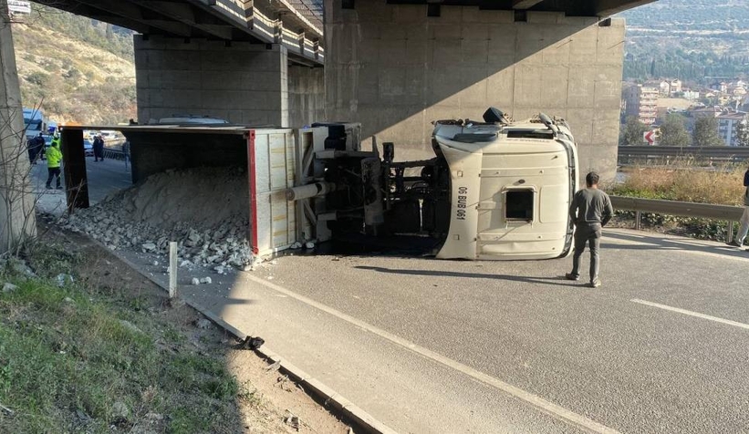 D-100'de tır devrildi, yol kapandı: 1 yaralı