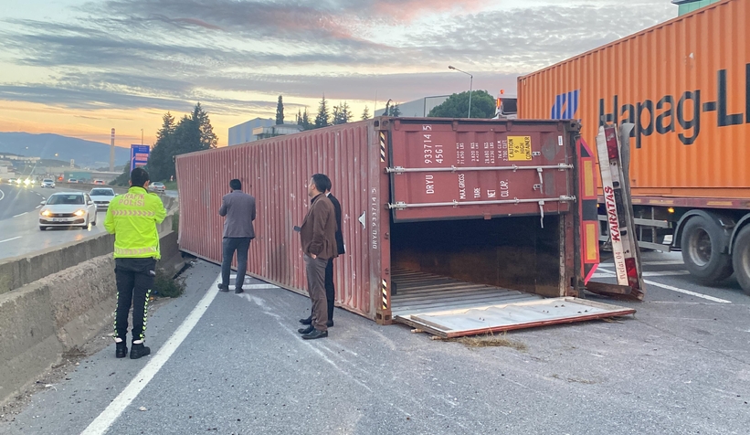 D-100'de tırın üzerinden konteyner düştü