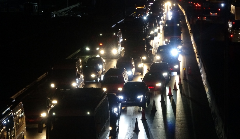  D-100'de uzun araç kuyrukları oluştu