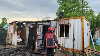 D-100 kenarındaki konteyner yandı