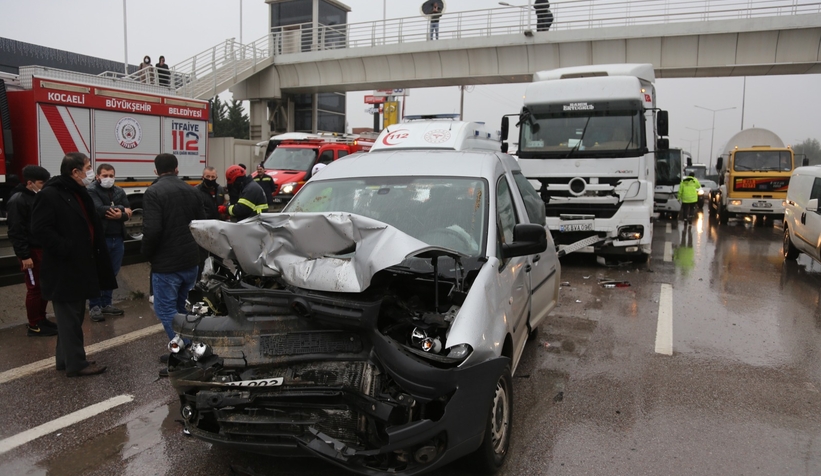 D-100’de 5 araç birbirine girdi: 8 yaralı
