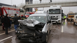 D-100’de 5 araç birbirine girdi: 8 yaralı