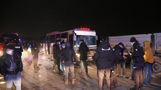 D-100’de halk otobüsü tıra çarptı: 6 yaralı