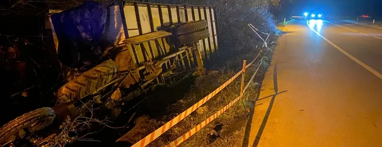 D-140'da traktör devrildi