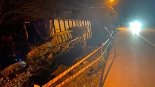 D-140'da traktör devrildi