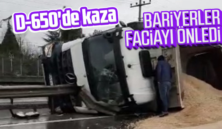 D-650'de çakıl kamyonu devrildi