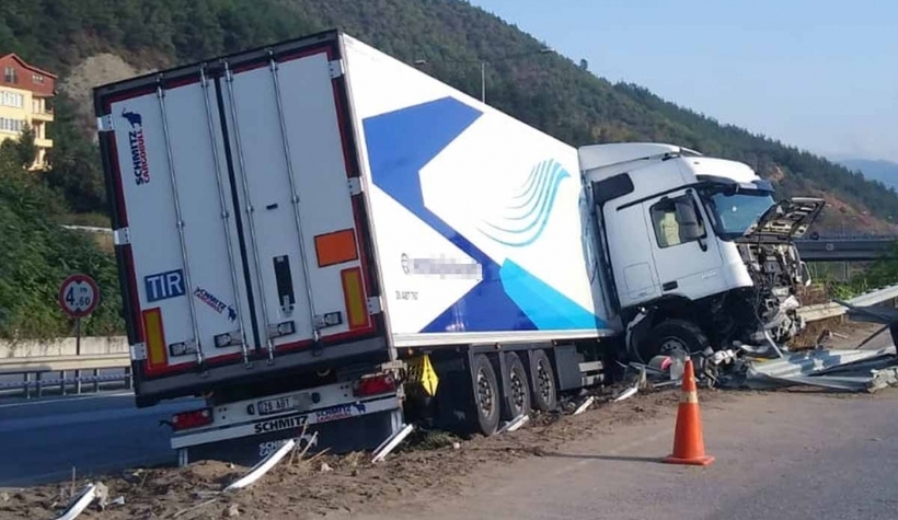 D-650'de kaza, tır bariyerlere girdi