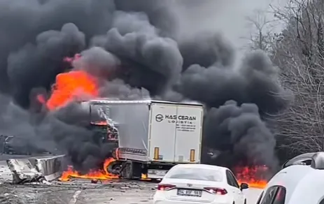 D-650'de kaza yapan tır yandı