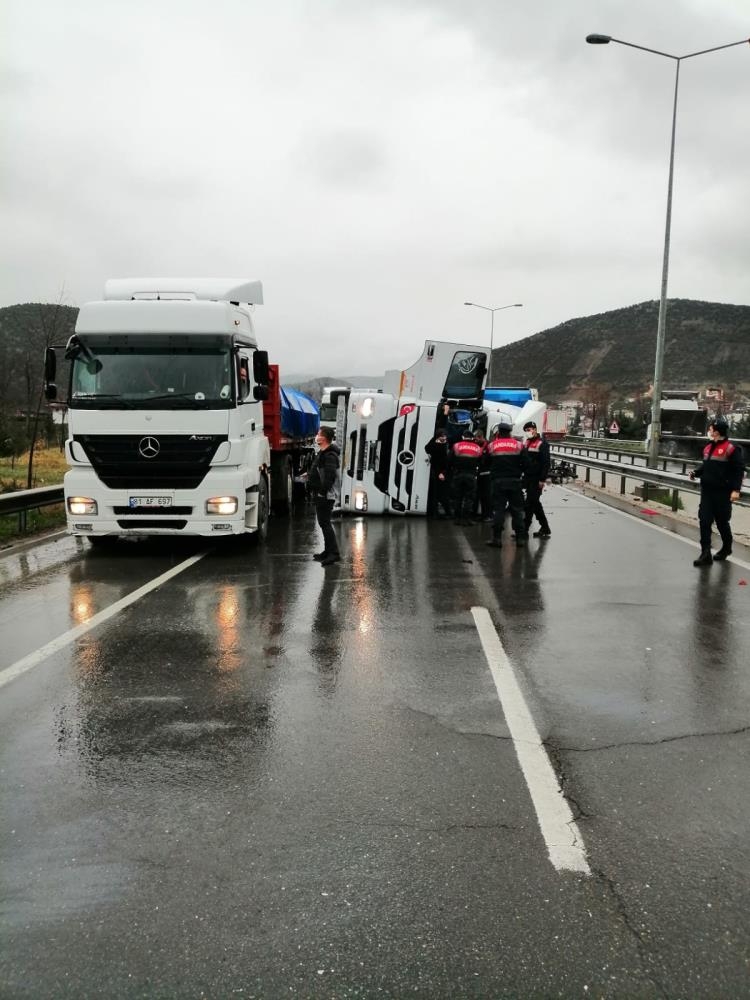 D-650'de kaza; Yol kapandı