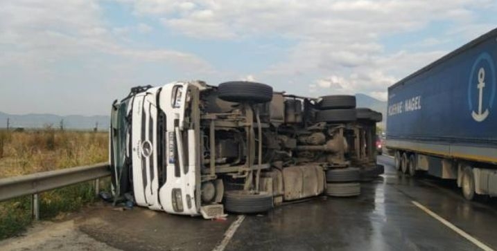 D-650'de süt tankeri devrildi