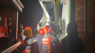 D-650'de tavuk yüklü tır başla bir tıra çarptı