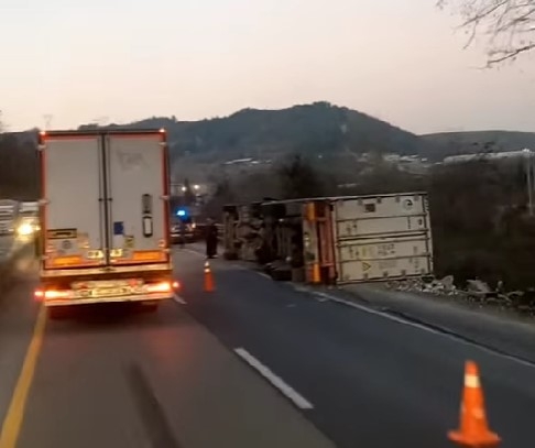 D-650'de tır devrildi; sürücü yaralı