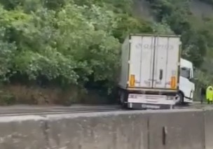 D-650'de tır makasladı