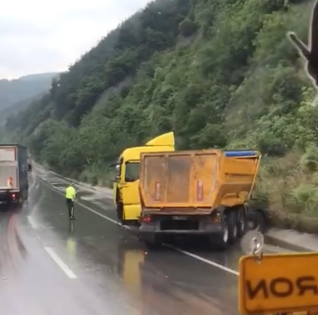 D-650'de tır makasladı