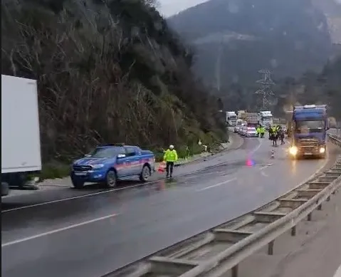 D-650'yi trafiğe kapatan kaza