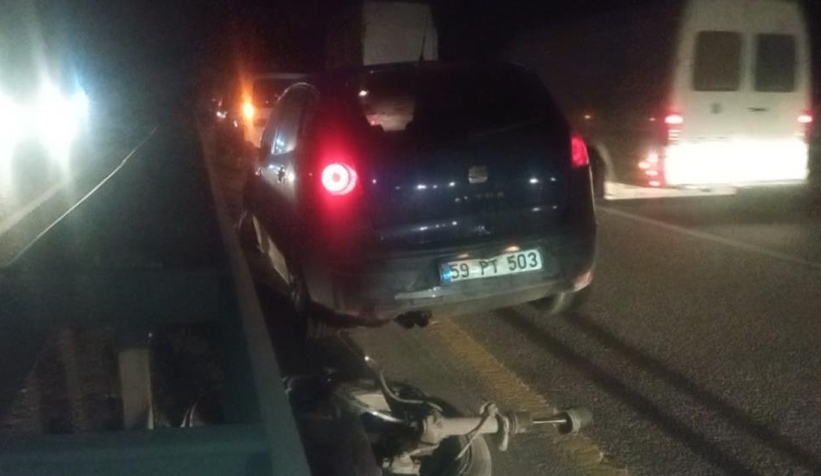 D-650’de otomobil bariyerlere çarptı