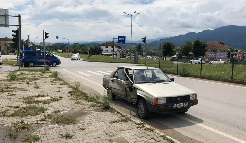 D140 karayolunda iki otomobil çarpıştı