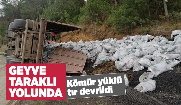 D150 karayolunda kömür yüklü tır devrildi