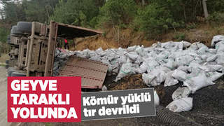 D150 karayolunda kömür yüklü tır devrildi
