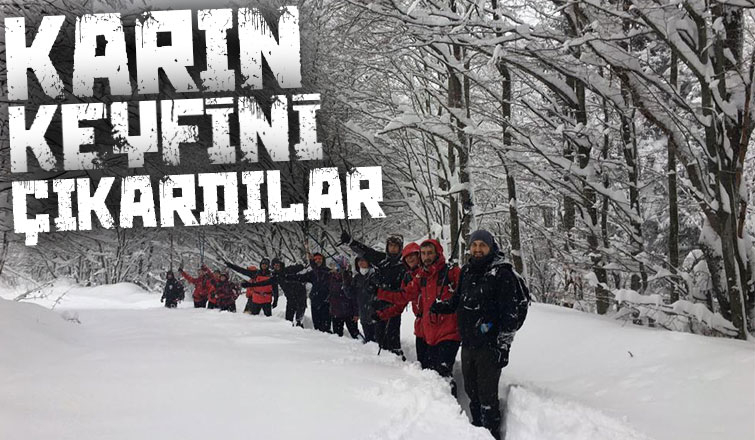 Dağcıların 12 kilometrelik kar yürüyüşü