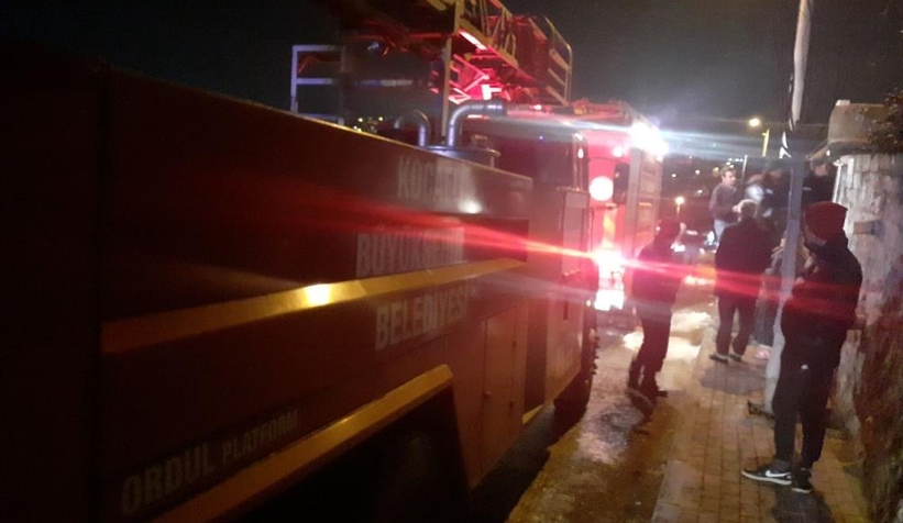 Dairede çıkan yangın, ev sahibi ile kiracıyı birbirine düşürdü