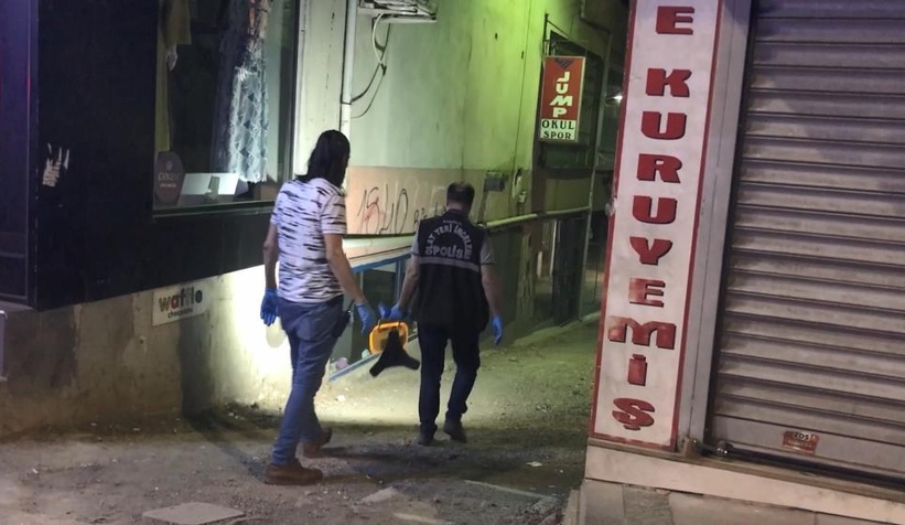 Dairedeki kanlar polisi alarma geçirdi