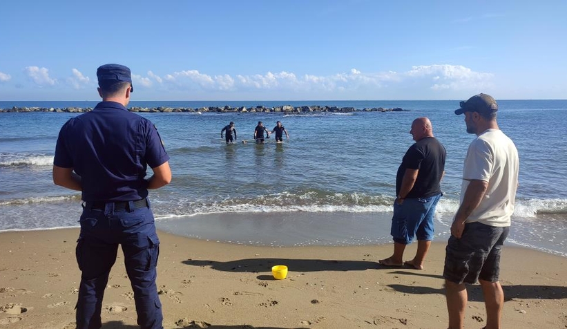 Dalgakıranların üstünde mahsur kaldı