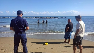 Dalgakıranların üstünde mahsur kaldı