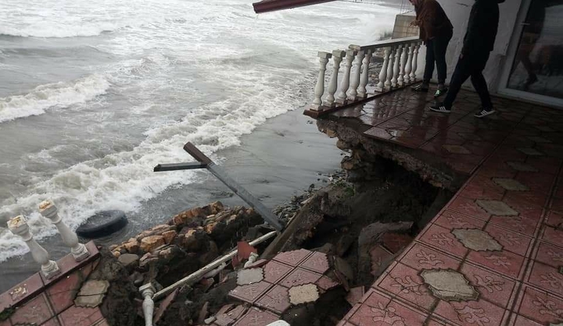 Dalgalar turizm tesisinin duvarını yıktı