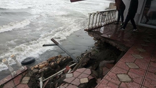 Dalgalar turizm tesisinin duvarını yıktı