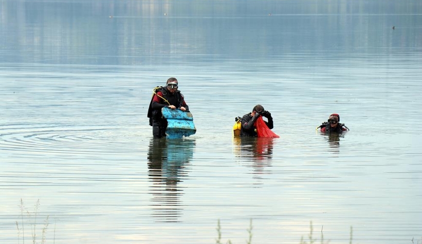 Dalgıçlar Sapanca Gölü’nden çöp topladı