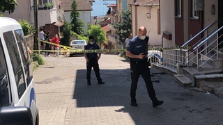 Damadı ile birlikte evini basan dünürünü bıçakladı