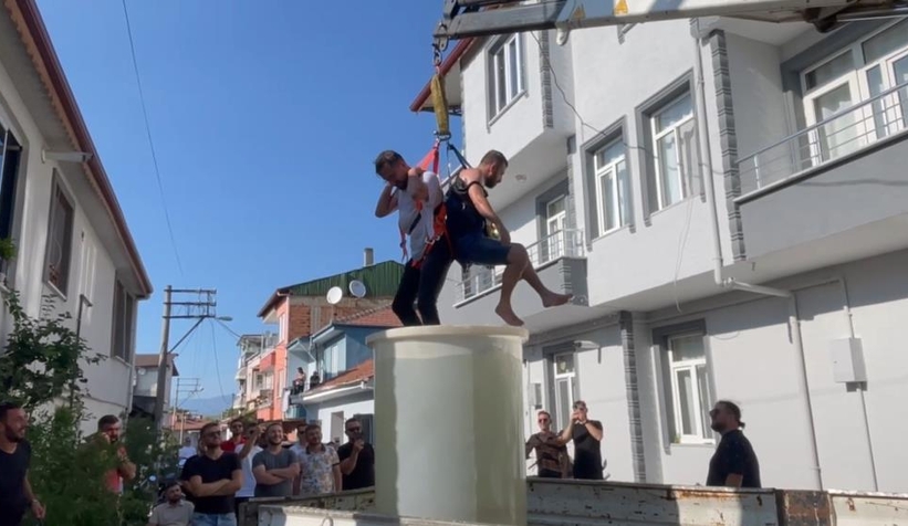 Damadı vinçe astılar