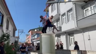 Damadı vinçe astılar