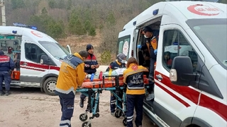 Defalarca takla atan otomobil dereye uçtu: 1'i çocuk 5 yaralı