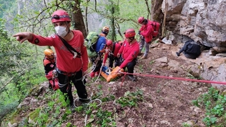 Define ararken canından oldu