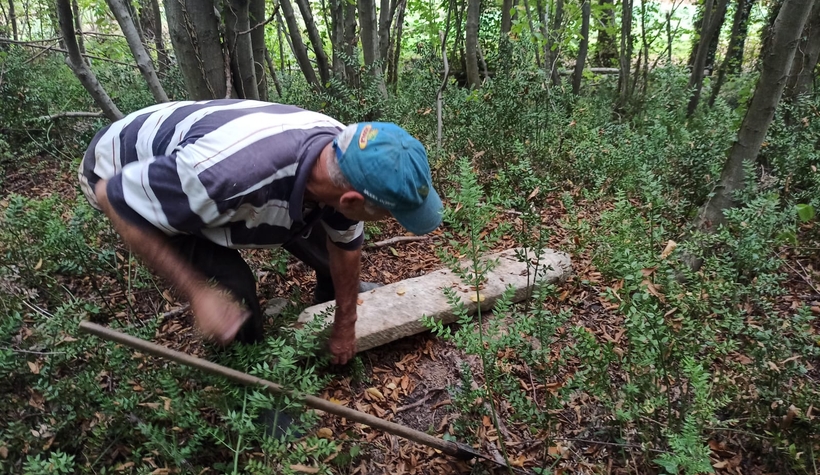 Defineciler mezarlığa dadandı