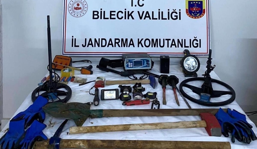 Defineciler suçüstü yakalandı