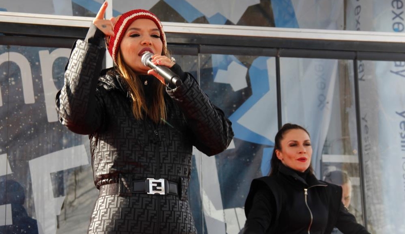 Demet Akalın'dan Kartepe'de -5 derecede konser