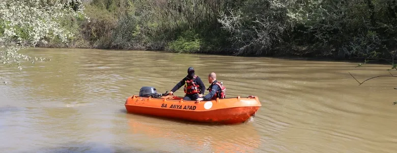Sakarya Nehri'ne düşen çocuğu arama çalışmalarında sürüyor