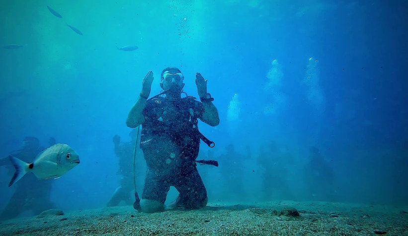 Denizin metrelerce dibinde namaz