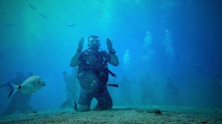 Denizin metrelerce dibinde namaz