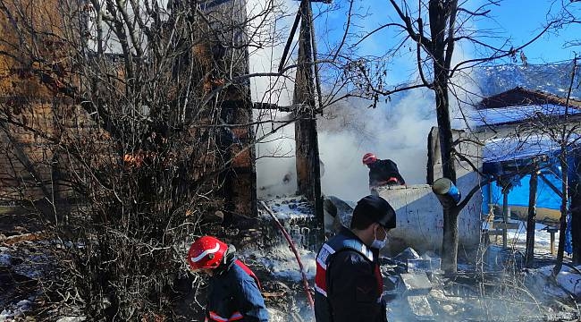 Depo yangında küle döndü