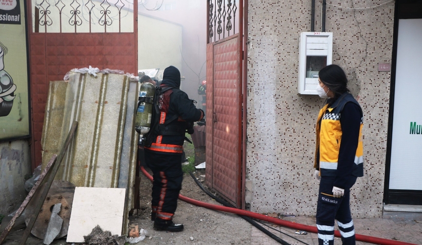 Depo yangınında 2 itfaiyeci ölümden döndü