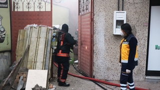 Depo yangınında 2 itfaiyeci ölümden döndü