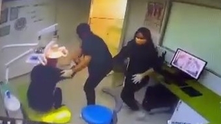 Deprem anı kamerada: Birisi hastasını kucaklayıp kaçtı, diğeri çayını içmeyi sürdürdü