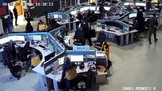 Deprem anı kamerada: Sağlıkçılar o anlarda görevine devam etti